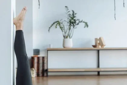 Wall assisted knee to stretch