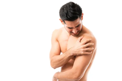 sharp shoulder pain when lifting arm