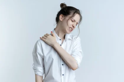 why does my shoulder hurt without injury